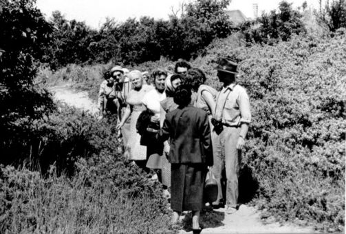 excursie_1.jpg (large) Korfmaker met een groep bezoekers