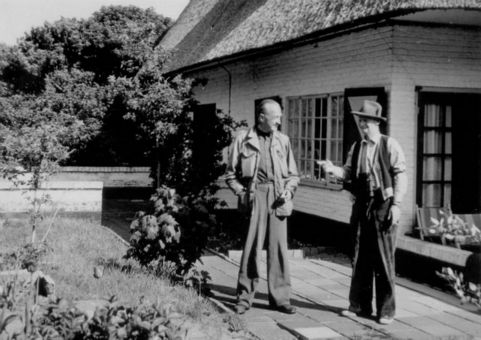 Korfmaker met een bezoeker voor de opzichterwoning Die Blencken