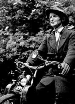 Korfmaker op de Solex