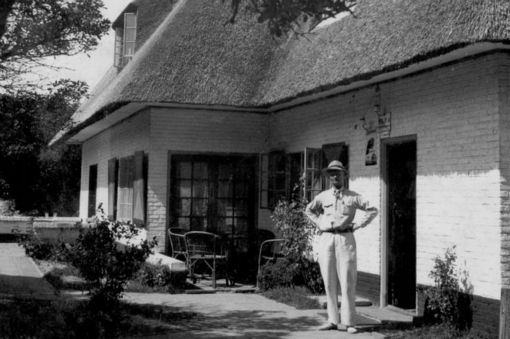 Korfmaker in een karakteristieke pose voor de opzichterswoning Die Blencken