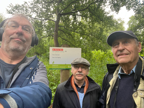 Bij de ingang van De Kleine Beer.